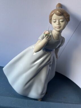 NADAL Porcelain Figurines. Two girls with flowers Over 25 years old.